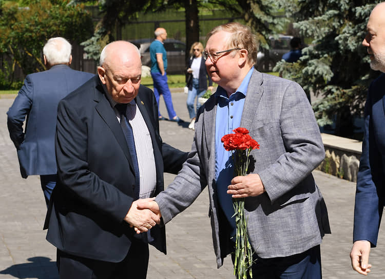 Бывший сенатор от Москвы Олег Толкачев (слева) и глава Ассоциации юристов России Сергей Степашин (в центре) перед началом церемонии