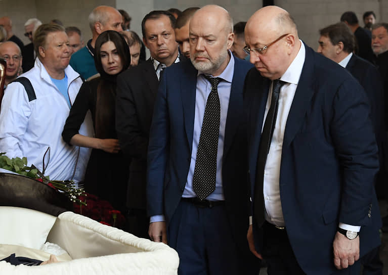 Сопредседатель Ассоциации юристов России Владимир Плигин (справа) и председатель комитета Госдумы по государственному строительству и законодательству Павел Крашенинников (второй справа) у гроба