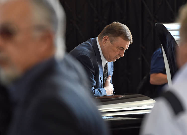Павел Бородин прощается с Геннадием Бурбулисом