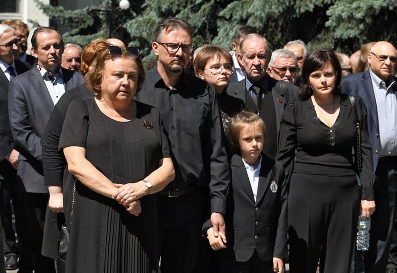 Вдова Геннадия Бурбулиса Наталья (слева) и его сын, бизнесмен Антон Бурбулис (второй слева) на церемонии прощания