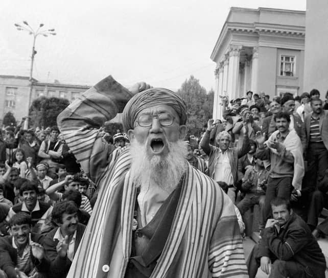 В марте 1992 года, после ареста оппозиционного мэра Душанбе Максуда Икромова, в Таджикистане начались протесты, впоследствии перетекшие в гражданскую войну 