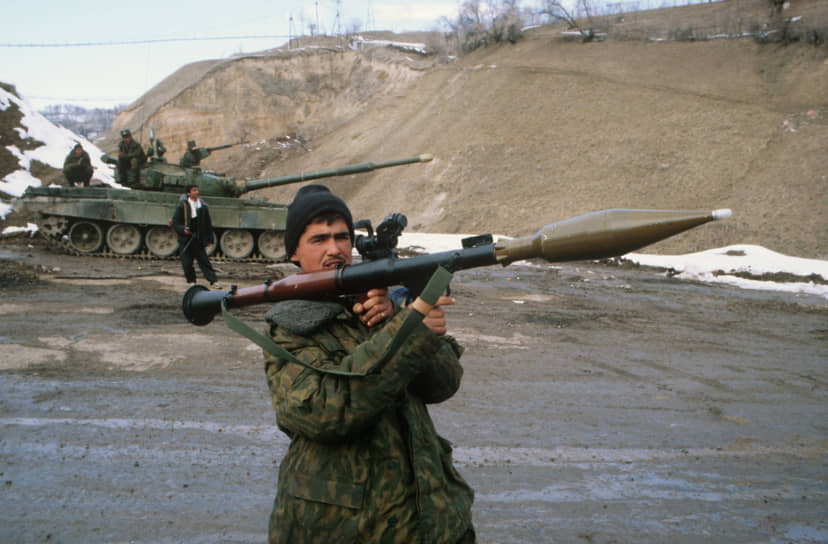 В июне 1993 года власти Таджикистана запретили деятельность Демократической партии Таджикистана, Исламской партии возрождения (признана в РФ террористической и запрещена), народного движения «Растохез» и общества «Лали бадахшон». Все они сформировали Объединенную таджикскую оппозицию 