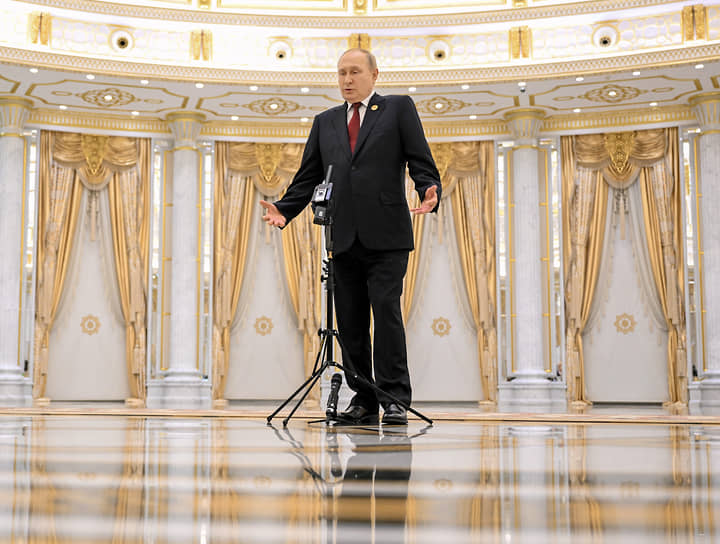 Владимир Путин во время пресс-подхода  
