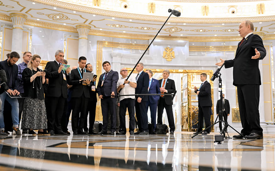 Владимир Путин во время пресс-подхода 