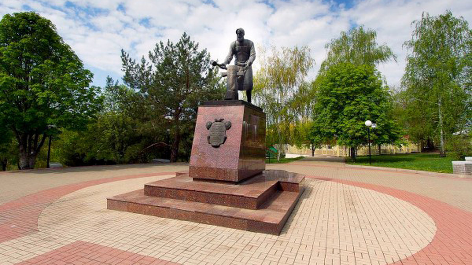 «Более широкому распространению культуры подсолнечника и его переделке на масло способствовало случайное обстоятельство. В Саратов попал крестьянин слободы Алексеевки (Воронежской губ.) Бокарев» (на фото — памятник Д. С. Бокареву в Алексеевке) 