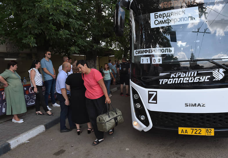 Симферополь. Пассажиры автобуса, следующего в Бердянск Запорожской области 
