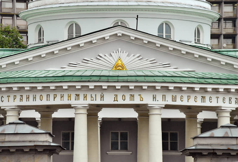 Российские масоны считали всевидящее око не только божественным знаком, но и символом будущего На фото: Институт имени Склифосовского (Москва)