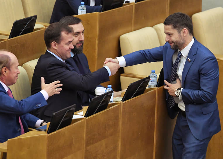 Слева направо: заместитель председателя комитета по науке и высшему образованию Владимир Кононов, член комитета по аграрным вопросам Николай Гончаров, первый заместитель председателя по международным делам Шамсаил Саралиев и член комитета по строительству и жилищно-коммунальному хозяйству Александр Якубовский 