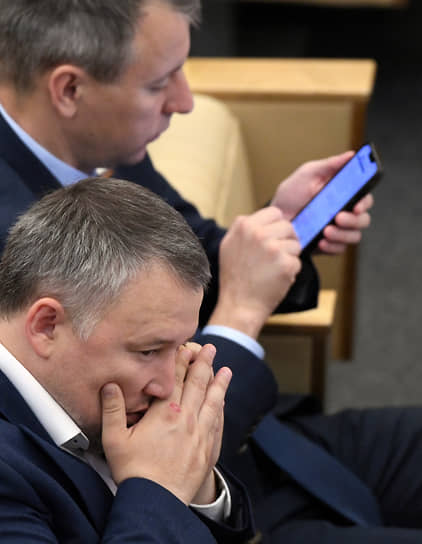 Депутаты во время заседания 