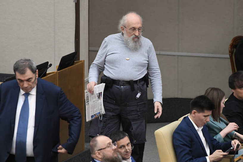 Член комитета по просвещению Анатолий Вассерман (в центре) 