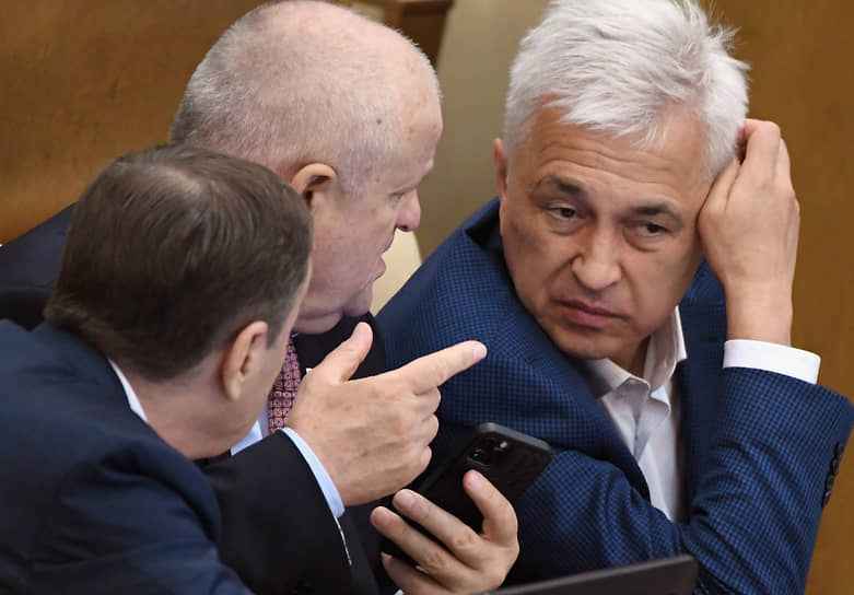 Депутаты во время заседания 