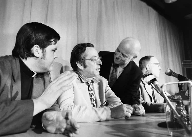 4 июля 1972 года. Пока Бобби Фишер спит в гостинице, члены американской делегации проводят пресс-конференцию. Слева направо сидят : Уильям Ломбарди (секундант Фишера), Пол Маршалл (адвокат шахматной команды США), Фред Крамер (адвокат Фишера) 