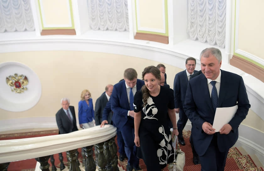 Зампред Госдумы Анна Кузнецова и председатель Вячеслав Володин 