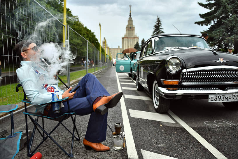 Москва. Посетитель выставки ретроавтомобилей