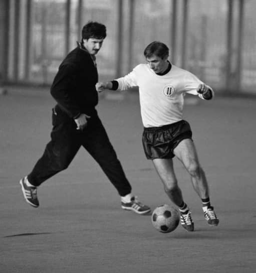 В 1965 году Георгий Ярцев начал футбольную карьеру нападающим в костромском «Спартаке» во второй союзной лиге, позже выступал за смоленскую «Искру». В 1970 году сыграл один матч в премьер-лиге за столичный ЦСКА На фото: футболисты Георгий Ярцев (справа) и Владимир Пильгуй на тренировке, 1989 год