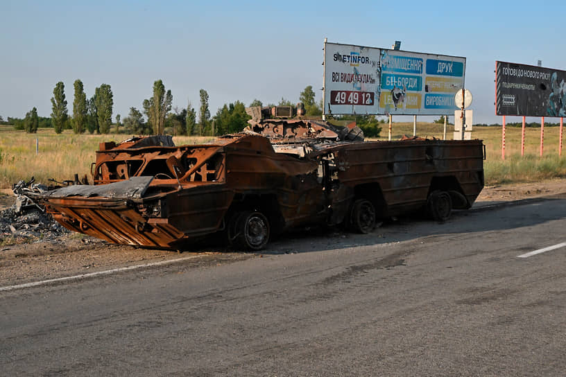 Ржавая военная техника на обочине дороги 