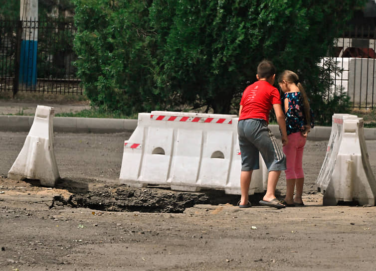 Дети у огороженной ямы в Мелитополе 