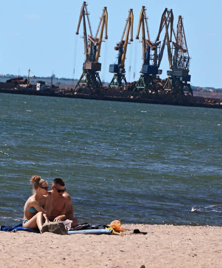 Отдыхающие на пляже вблизи Бердянского морского торгового порта 