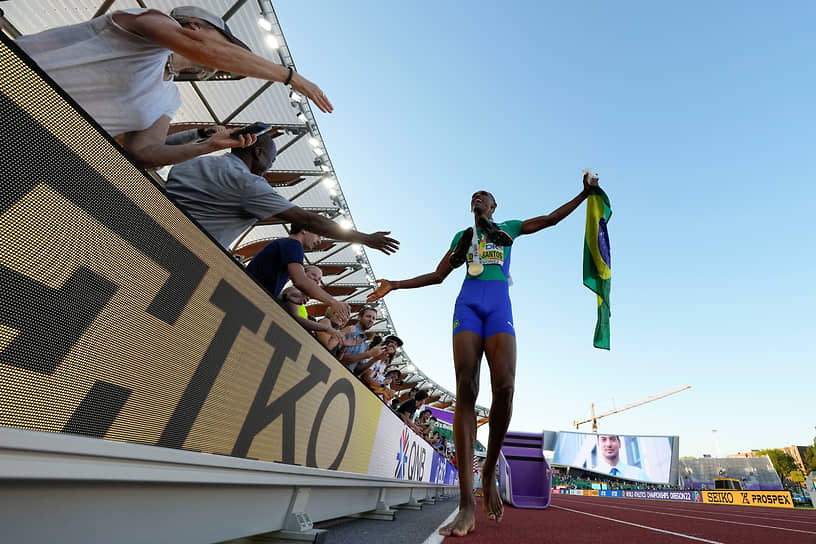 Бразильский легкоатлет Элисон душ Сантуш приветствует болельщиков после победы в забеге на 400 метров 