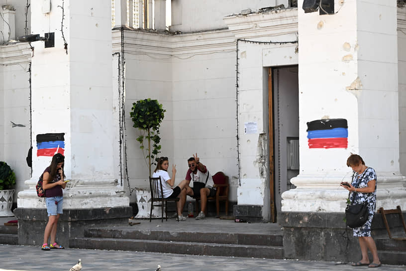 Местные жители возле Мариупольского драматического театра 