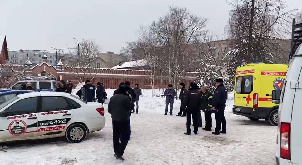 Сотрудники полиции на месте взрыва на территории монастыря в Серпухове
