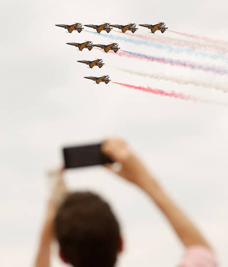 Южнокорейская пилотажная группа Black eagles во время выступления на авиасалоне в Фарнборо 