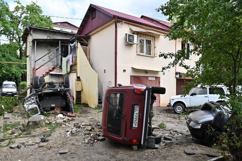 Из-за ливня было перекрыто движение по нескольким федеральным трассам На фото: автомобили, пострадавшие из-за сильных ливней