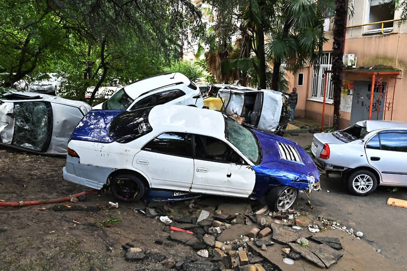 На Донской улице из-за ливня пострадало около 50 автомобилей