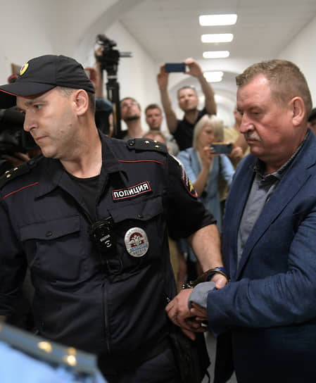 Москва. Бывший глава ГУ МВД по Санкт-Петербургу и Ленобласти, генерал-лейтенант Сергей Умнов (справа), обвиняемый в злоупотреблении должностным положением, перед началом заседания Басманного районного суда