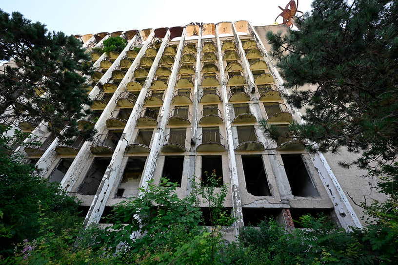 Здание заброшенной спортивной базы «Эшеры» в Сухуме 