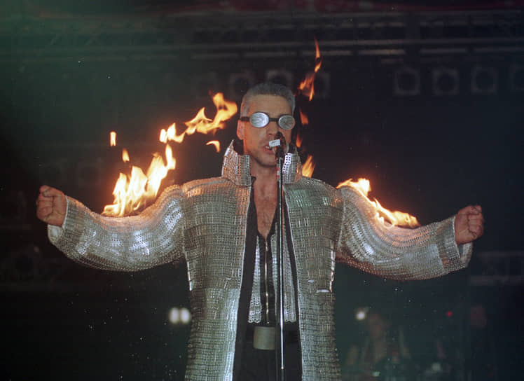Журнал Billboard в 1997 году писал, что огнеупорный плащ солиста Rammstein весит 65 кг. Возможно, впоследствии были разработаны более легкие модели 