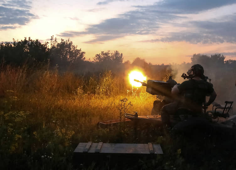 Харьковская область. Украинский военнослужащий ведет огонь из зенитной установки ЗУ-23 
