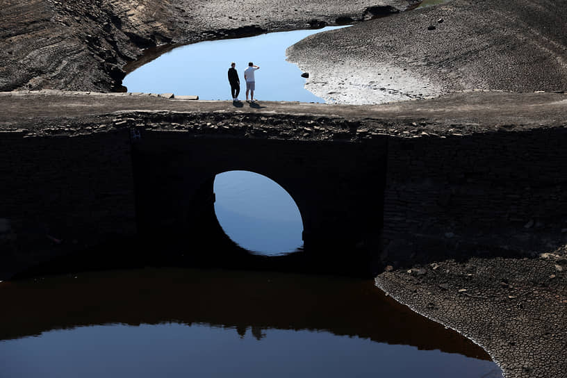Рипонден, Великобритания. Обмелевшее из-за засухи водохранилище Бейтингс 