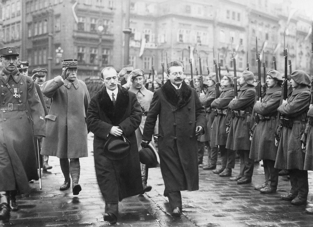 «Чехо-словацкое правительство в лице его премьер-министра Бенеша (на первом плане слева) оказывало Административному центру значительную денежную помощь» 