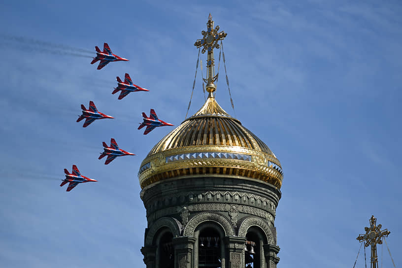 МиГ-29УБ авиационной группы «Стрижи» пролетают над Главным храмом вооруженных сил России  