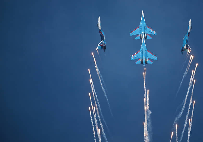 Пилотажная группа «Русские витязи» на самолетах Су-30СМ 