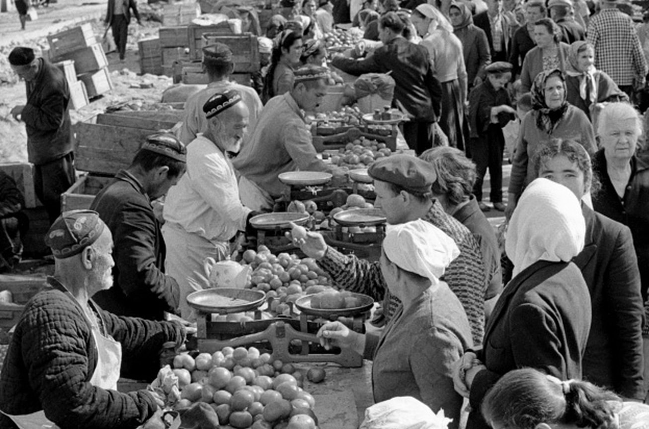 «Снабжение трудового населения промышленных центров продуктами и промтоварами производится только через частный рынок»