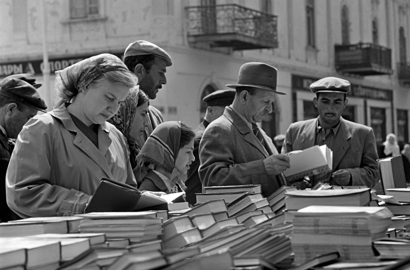 «Оживленно идет торговля по сниженным ценам. Возрос спрос на книги для детей»