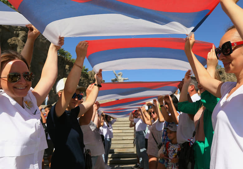 Подъем триколора к скульптуре «Родина-мать зовет!» прошел под песню «Флаг моего государства» Дениса Майданова 