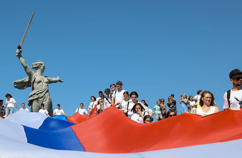 На Мамаевом кургане в Волгограде был развернут 60-метровый российский флаг 