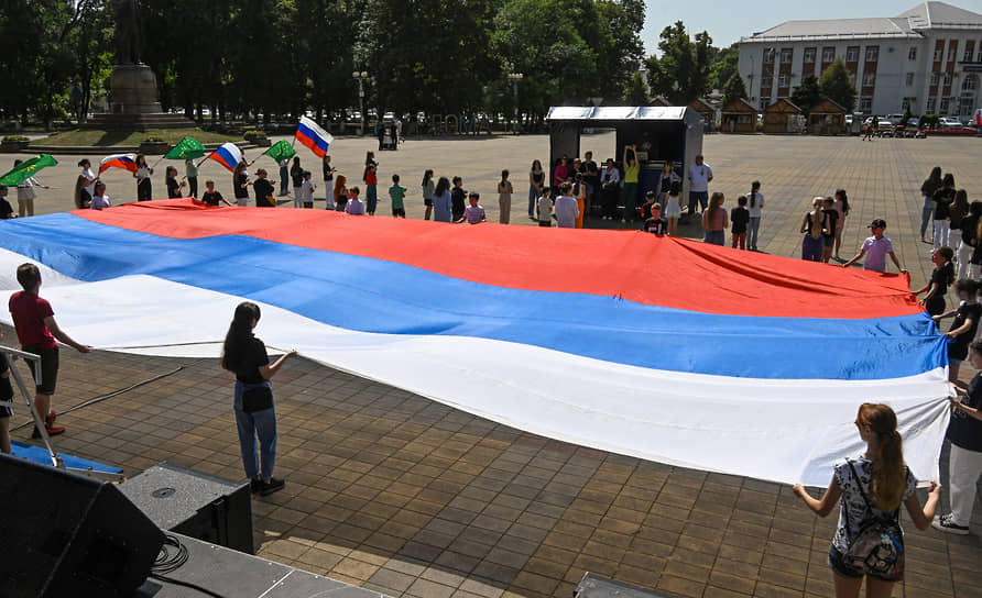 Жители Майкопа развернули российский флаг на площади Ленина 