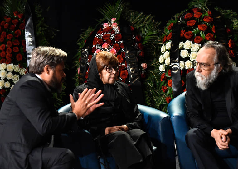 Слева направо: председатель совета директоров группы компаний «Царьград» Константин Малофеев, родители Дарьи — Наталья Мелентьева и Александр Дугин