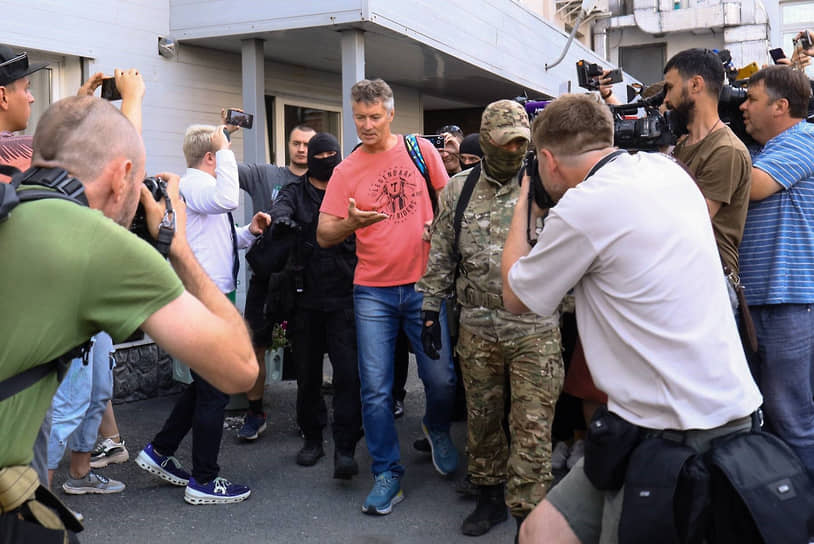 Екатеринбург. Экс-мэр Екатеринбурга Евгений Ройзман (в центре) после следственных мероприятий в его квартире по уголовному делу о дискредитации российской армии 