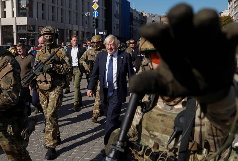 Киев, Украина. Премьер-министр Великобритании Борис Джонсон идет по площади Независимости в окружении украинских военных 