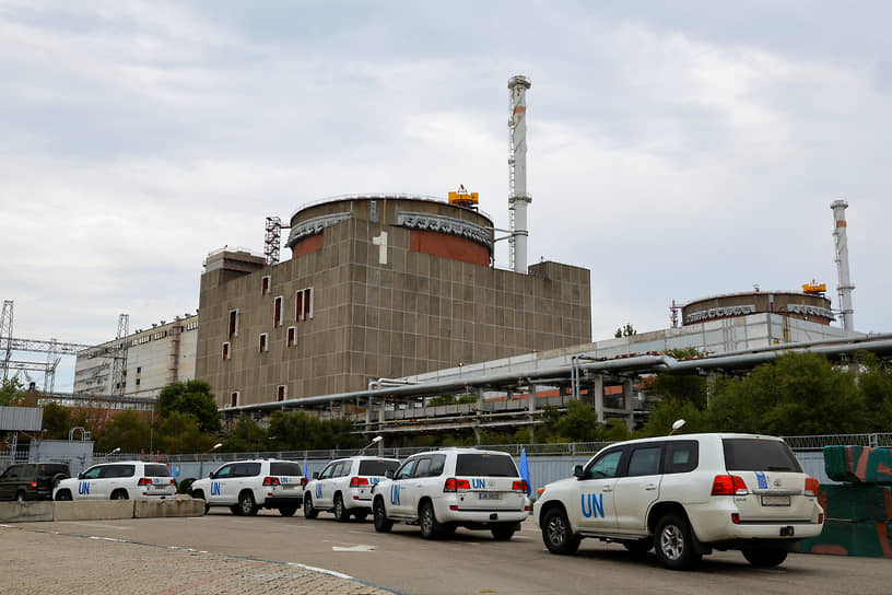 Кортеж миссии состоял из девяти автомобилей и заехал на территорию станции около 14:15 мск 