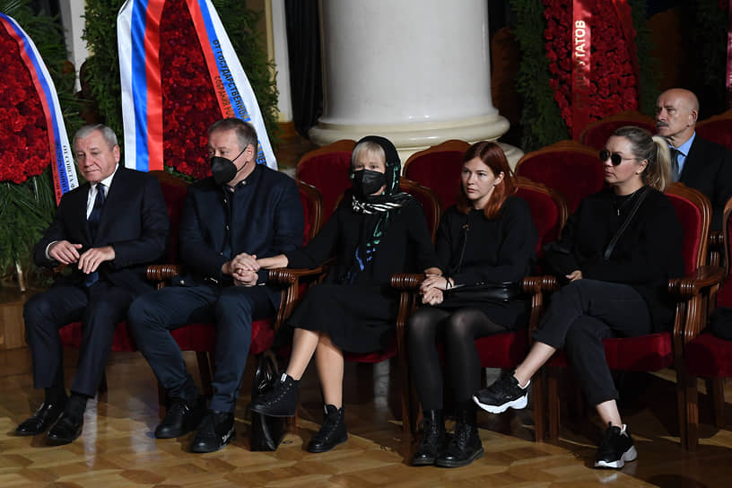 Дочь первого президента СССР Михаила Горбачева Ирина Горбачева-Вирганская (в центре), ее муж Андрей Трухачев (второй слева) и академик РАН Борис Алешин (слева)