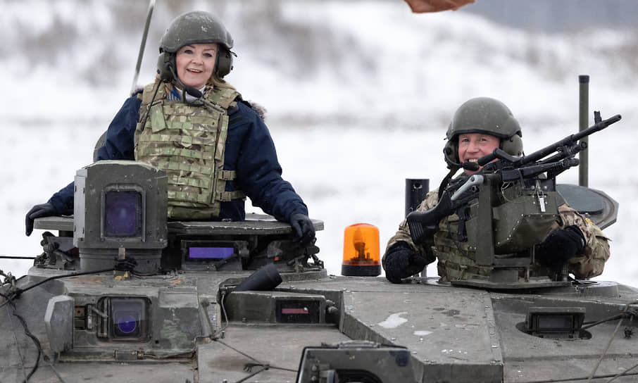 30 ноября 2021 года министр отправилась в Латвию для участия в совещании глав МИДов стран НАТО. По пути она заехала в Эстонию, где встретилась с контингентом британских войск, дислоцированных там в рамках миссии Североатлантического альянса. Визит министра запомнился ее поездкой на танке по заснеженному военному полигону