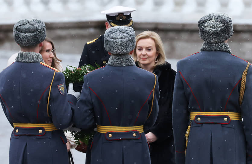 В феврале 2022 года на переговорах в Москве глава МИД РФ Сергей Лавров в ответ на слова госпожи Трасс о необходимости отвода российских военных от украинской границы заявил, что они находятся на территории своей страны. После чего господин Лавров спросил британскую коллегу: «Вы же признаете суверенитет России над Ростовской и Воронежской областями?» «Великобритания никогда не признает суверенитета России над этими регионами»,— ответила глава МИДа. В посольстве слова госпожи Трасс объяснили ошибкой