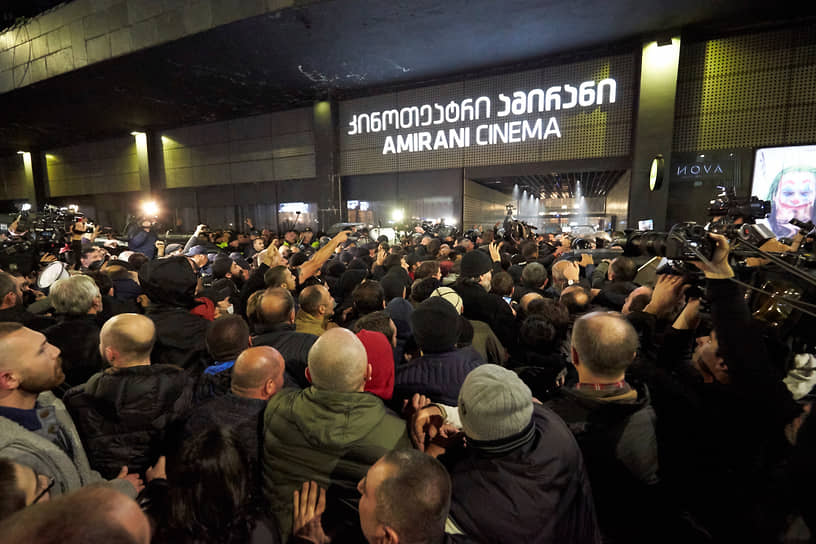 Протестующие против фильма «А потом мы танцевали» перед зданием кинотеатра в Тбилиси 