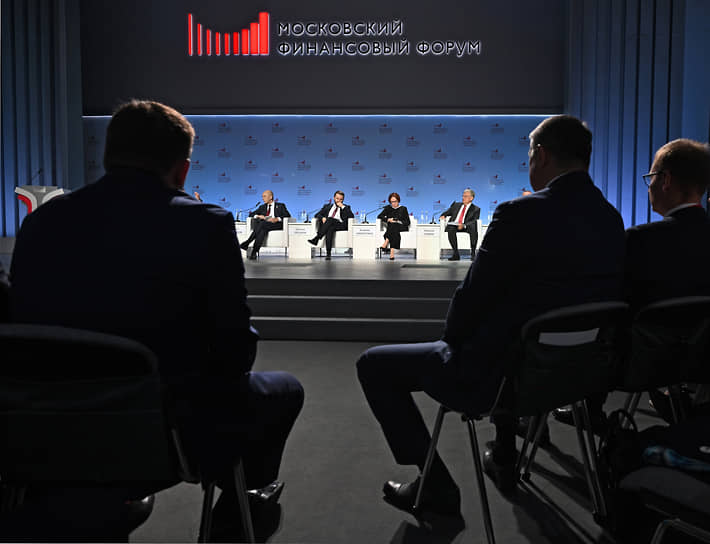 Слева направо: министр финансов РФ Антон Силуанов, помощник президента РФ Максим Орешкин, председатель Центробанка Эльвира Набиуллина и председатель Счетной палаты Алексей Кудрин на пленарной сессии «Финансовый суверенитет России: миф или реальность»  